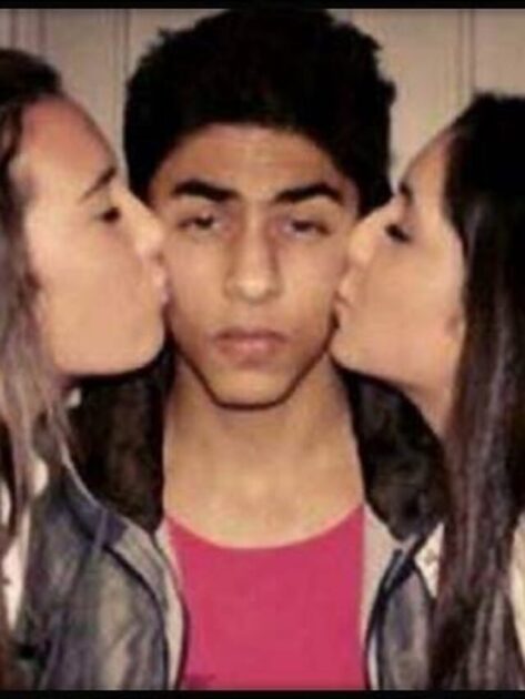 Aryan-Khan-kiss-two-girls