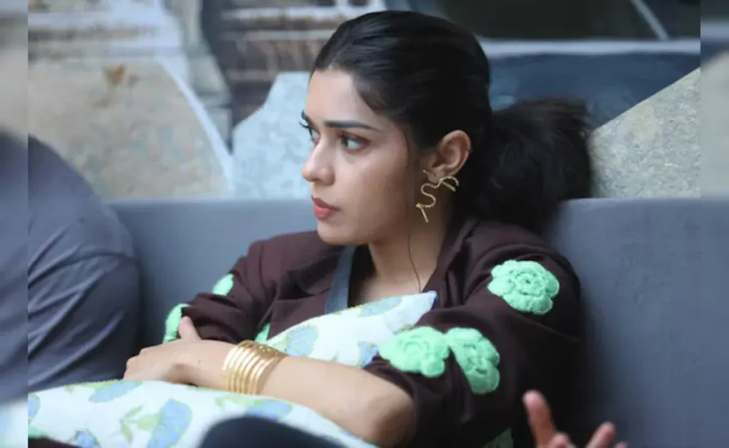 Eisha Singh Called As Chugli Aunty