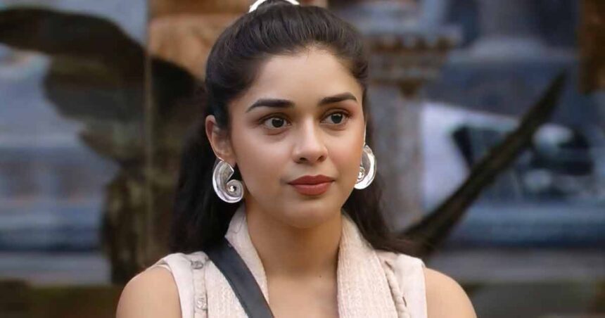 Eisha Singh Called As Chugli Aunty